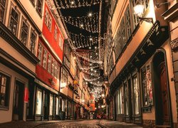 Świątecznie oświetlona uliczka w Erfurcie