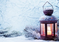 Świąteczny lampion z gałązkami w śniegu