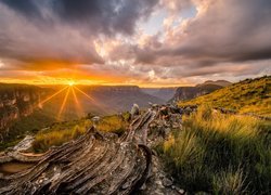 Szczyt Mount Hay w Australii o zachodzie słońca