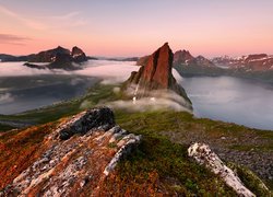 Szczyt Segla we mgle na norweskiej wyspie Senja