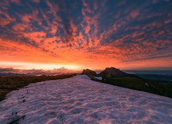 Szczyty gór na tle chmur o zachodzie słońca