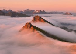 Szczyty we mgle na wyspie Senja w Norwegii