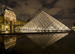 Francja, Paryż, Luwr, Muzeum, Pałac, Noc, Woda, Odbicie
