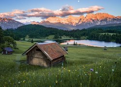 Szopy w pobliżu jeziora Geroldsee i Góry Karwendel