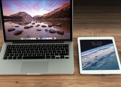 Tablet między laptopem i telefonem