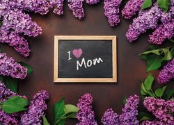 Tabliczka z życzeniami na Dzień Matki wśród bzu