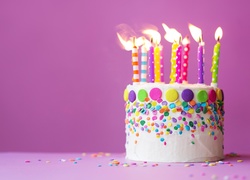 Torcik urodzinowy z kolorowymi świeczkami