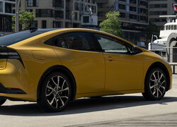 Żółta, Toyota Prius Plug-In Hybrid