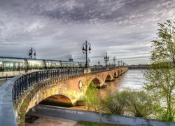 Tramwaj na moście Pont de Pierre w Bordeaux
