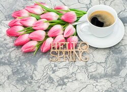 Tulipany obok filiżanki kawy i napisu hello spring