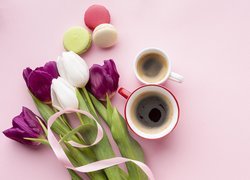 Tulipany obok makaroników i filiżanek z kawą