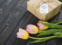 Tulipany obok prezentu dla mamy