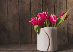 Tulipany w białym wazonie
