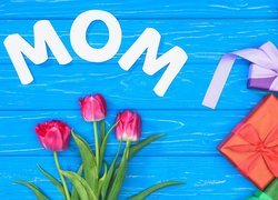 Tulipany z prezentami na Dzień Matki