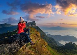 Turystka fotografująca góry w Chiang Rai