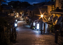 Ulica Kyoto nocą