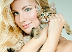 Urocza blondynka z małym kotkiem