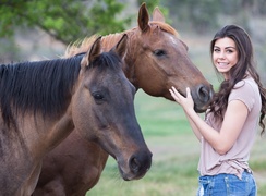 Uśmiechnięta brunetka z końmi