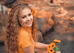 Uśmiechnięta dziewczyna z kwiatami