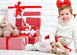 Uśmiechnięta dziewczynka z prezentami i pluszakami