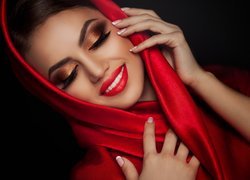 Uśmiechnięta kobieta w czerwonym szalu