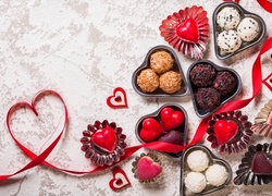 Walentynkowa dekoracja z czekoladek i serduszek