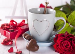 Walentynkowa kompozycja z czekoladkami w kształcie serc