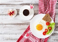 Walentynkowe śniadanie z jajkiem sadzonym i kawą