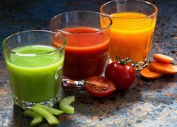 Warzywne soki w szklankach