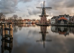 Wiatrak De Adriaan na rzece Spaarne w Holandii