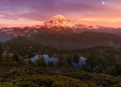 Góry, Góra Tolmie Peak, Las, Jezioro, Zachód słońca, Księżyc, Park Narodowy Mount Rainier, Stan Waszyngton, Stany Zjednoczone