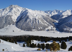 Widok na górski zimowy krajobraz