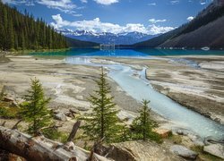 Kanada, Alberta, Park Narodowy Banff, Jezioro Lake Louise, Miejscowość Lake Louise, Hotel Chateau Lake Louise, Góry, Kamienie, Drzewa