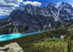 Widok na jezioro Louise na tle góry Fairview w Parku Narodowym Banff w Kanadzie