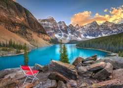 Kanada, Prowincja Alberta, Park Narodowy Banff, Jezioro Moraine, Las, Drzewa, Góry, Czerwone, Krzesło