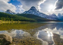 Kanada, Prowincja Alberta, Park Narodowy Banff, Jezioro Waterfowl Lake, Szczyt Mount Chephren, Góry, Las, Wschód słońca, Chmury, Kamienie