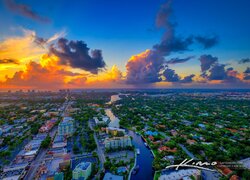 Widok na kolorowe chmury nad miastem Fort Lauderdale na Florydzie