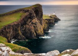 Morze Szkockie, Skały, Latarnia morska, Neist Point Lighthouse, Półwysep Duirinish, Wyspa Skye, Chmury, Szkocja