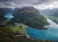 Norwegia, Gmina Stryn, Góry, Fiord Nordfjorden, Rzeka, Wieś Loen, Domy, Drzewa, Chmury
