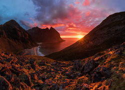 Norwegia, Lofoty, Wyspa Moskenesøya, Plaża Kvalvika, Zachód słońca, Góry, Morze