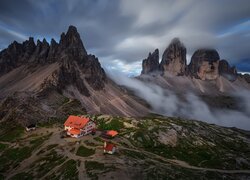 Włochy, Góry, Dolomity, Domy, Chmury, Zmierzch, Schronisko, Szczyty Tre Cime di Lavaredo, Chmury