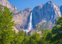 Widok na wodospad Upper Yosemite Falls w Parku Narodowym Yosemite