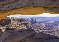 Skały, Góry, Słońce, Roślinność, Park Narodowy Canyonlands, Stan Utah, Stany Zjednoczone