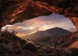 Widok z jaskini na górę Teide na Teneryfie