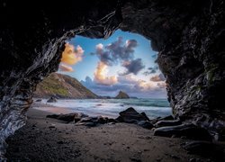 Widok z jaskini na morze i skały