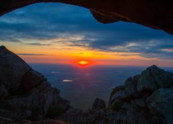 Widok z jaskini na wschód słońca