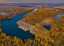 Widok z lotu ptaka na jeziora i jesienne lasy w Rosji
