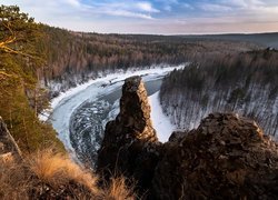 Widok ze wzgórza na rzekę Czusowaja w Rosji