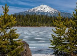 Widok znad jeziora Elk Lake na górę Mount Bachelor