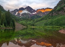 Stany Zjednoczone, Stan Kolorado, Góry Skaliste, Szczyty Maroon Bells, Jezioro, Maroon Lake, Drzewa